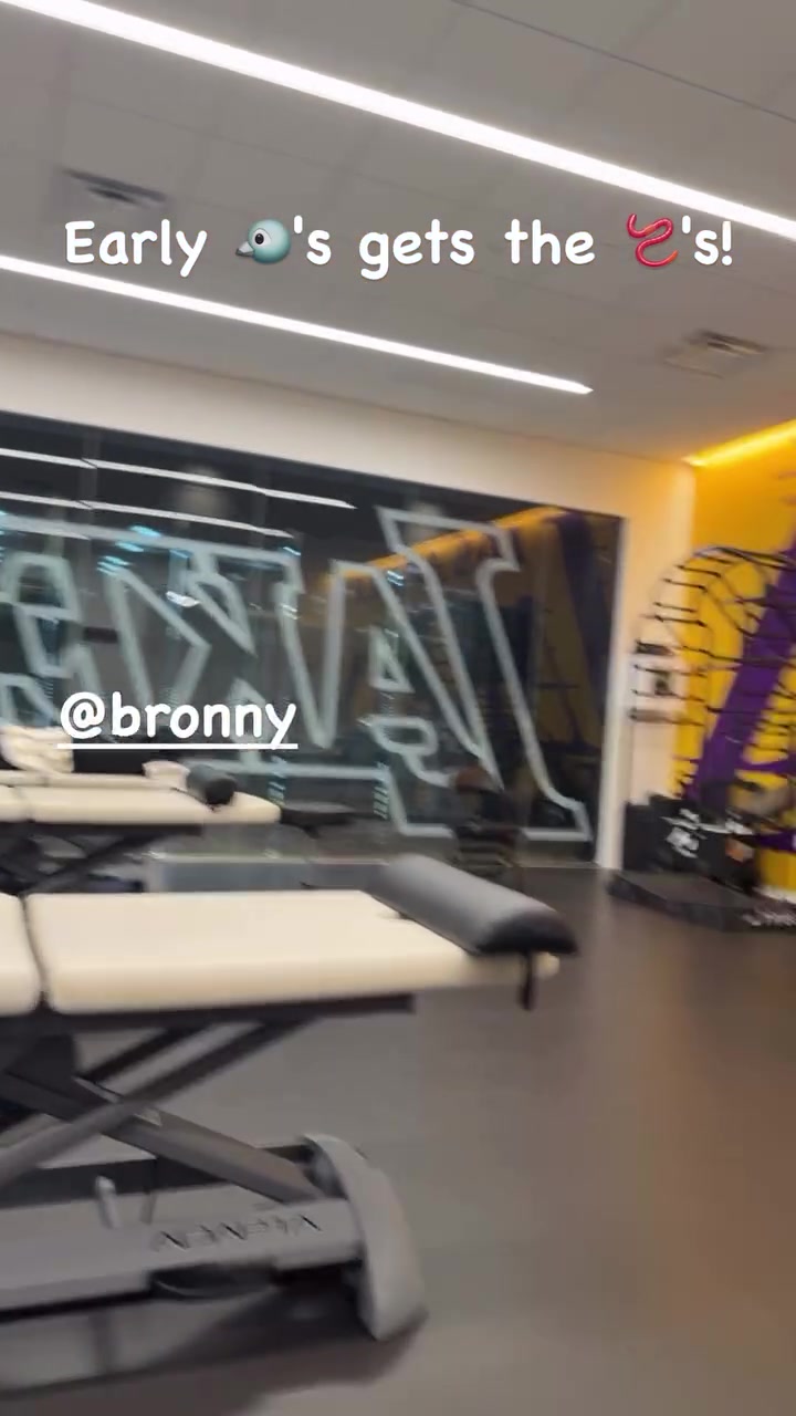 詹姆斯父子清晨现身湖人训练馆 老詹晒照强调过程