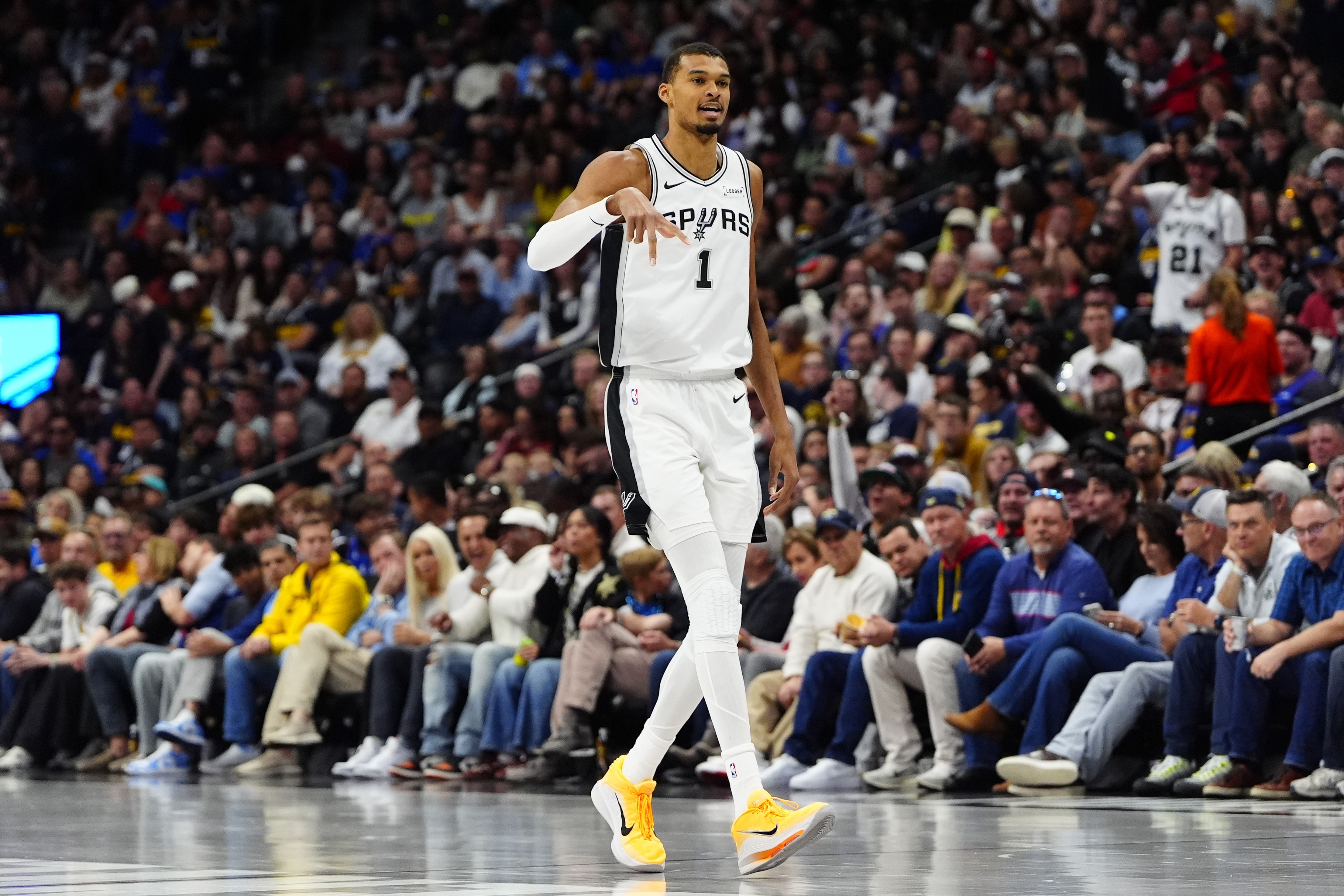 文班亚马季后赛首秀35分 跻身历史前十 东契奇42分居首