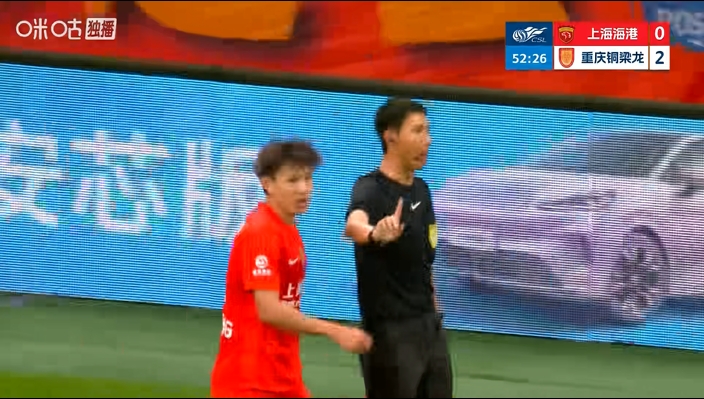 王燊超抗议判罚染黄 海港边卫与裁判激烈交流