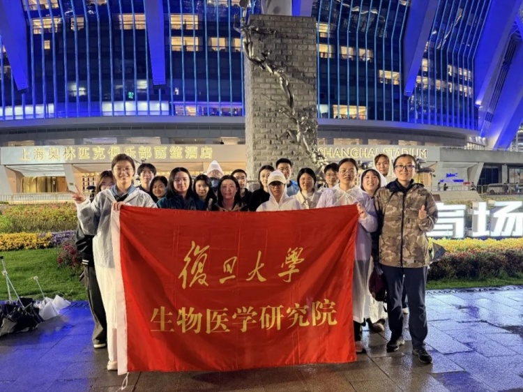 申花主场公益观赛：青海师生、复旦女足、退役老兵齐聚上海体育场