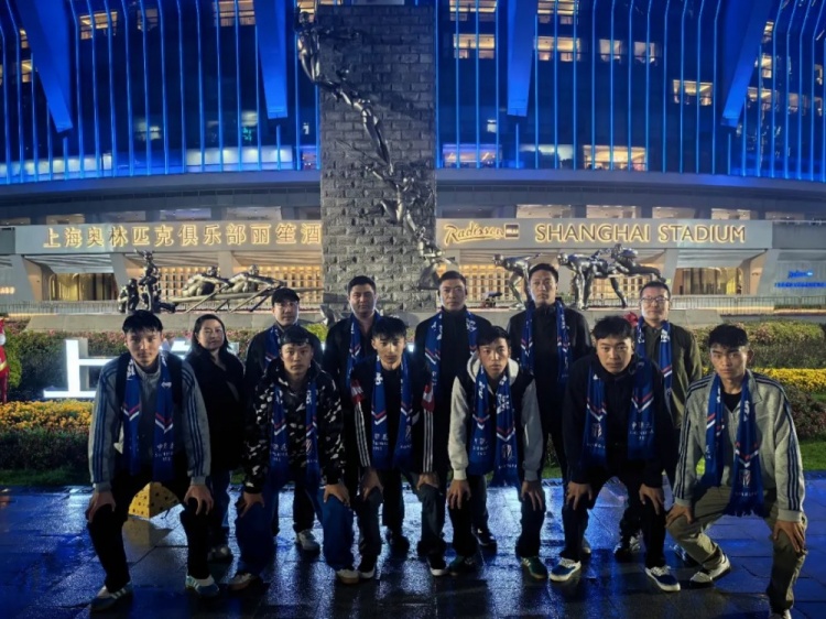 申花主场公益观赛：青海师生、复旦女足、退役老兵齐聚上海体育场