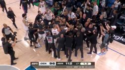 [麦丹约基奇冲突]大规模冲突💥麦丹上篮激怒约基奇！后者冲锋怒推引双方对峙