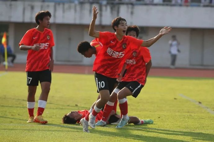 17岁布尼亚明跳五级入选U22:父亲电话叮嘱把握机会,目标欧洲留洋 17岁布尼亚明跳五级入选U22:父亲电话叮嘱把握机会,目标欧洲留洋