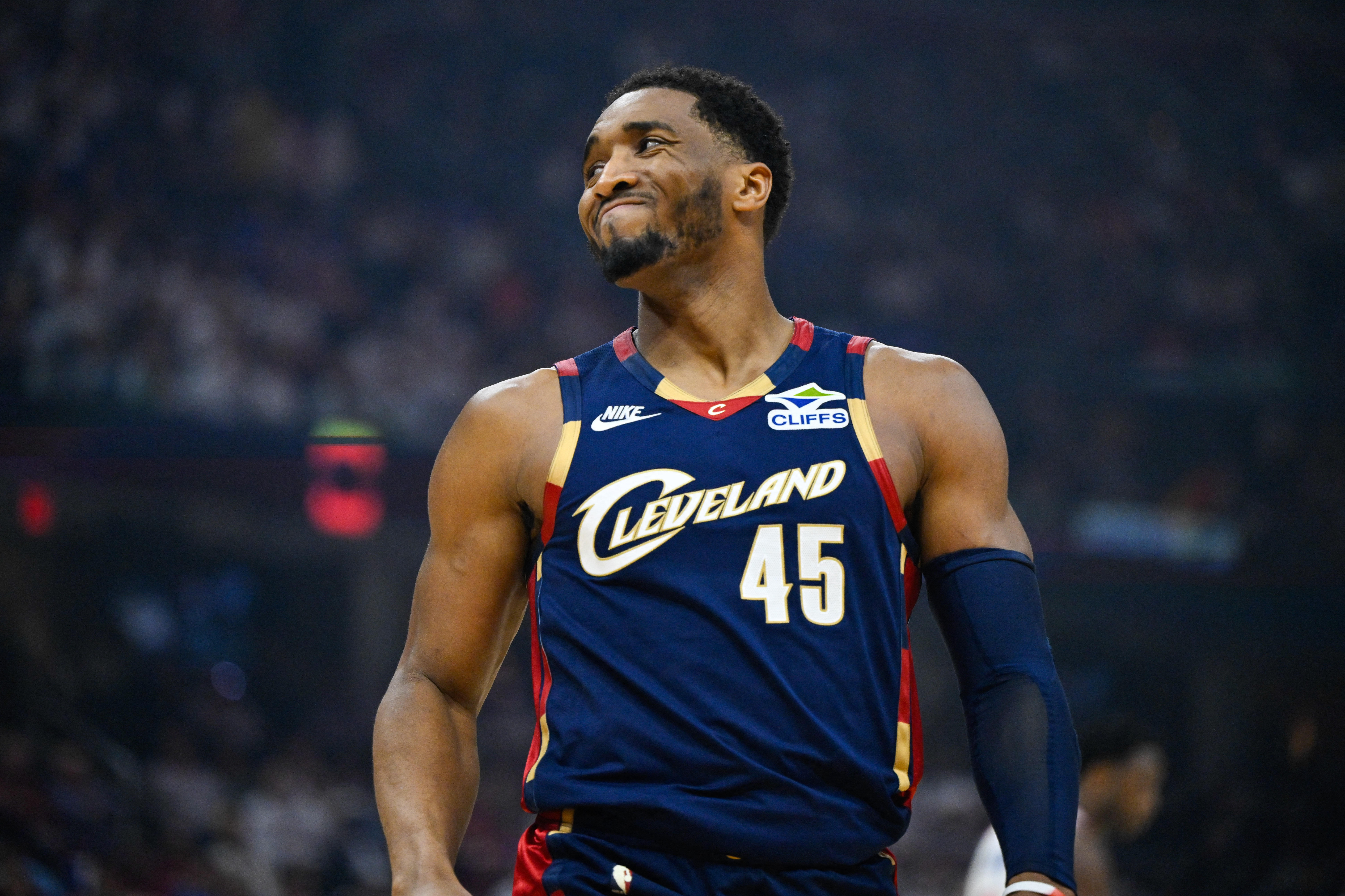 骑士面临三重抉择：续约米切尔留哈登，还是拆队追LBJ或字母哥