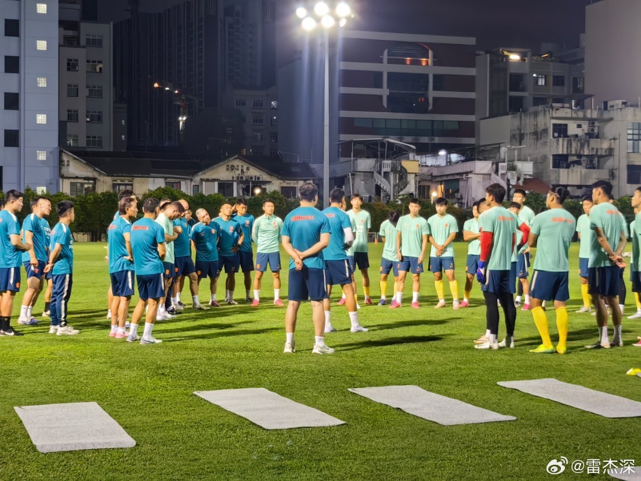 国足新加坡首训场地条件堪忧 白线模糊鼠患现形